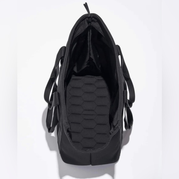 **SOLD OUT** NWT Wild One Everyday Pet Carrier Dog Tote 🖤🖤🖤 - Picture 7 of 9